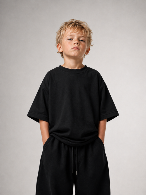 Junge von vorne im schwarzen Kids Oversize Shirt von BELOUD mit Drop-Shoulder-Schnitt