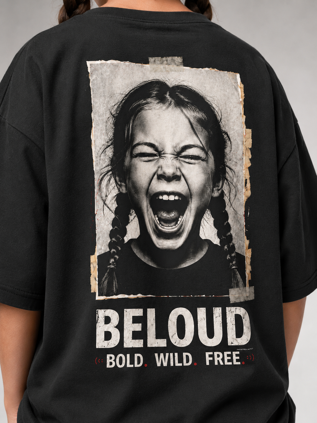 Mädchen im schwarzen BOLD WILD FREE Oversize Shirt von BELOUD mit Foto-Backprint