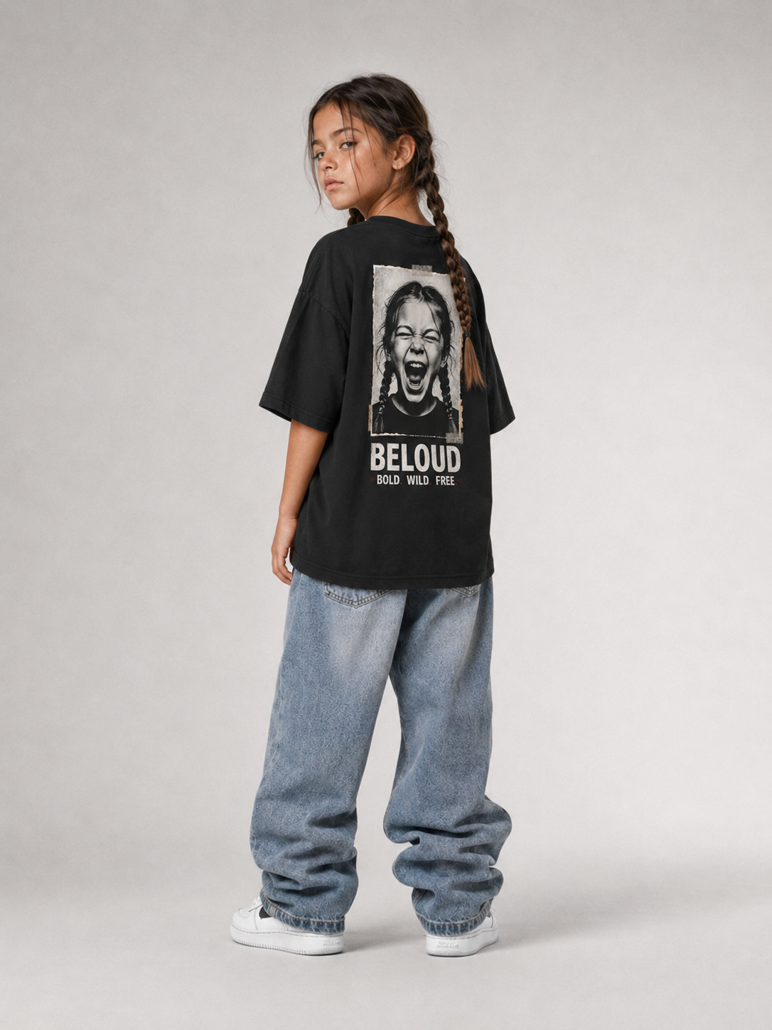 Mädchen im schwarzen BOLD WILD FREE Oversize Shirt von BELOUD mit Foto-Backprint
