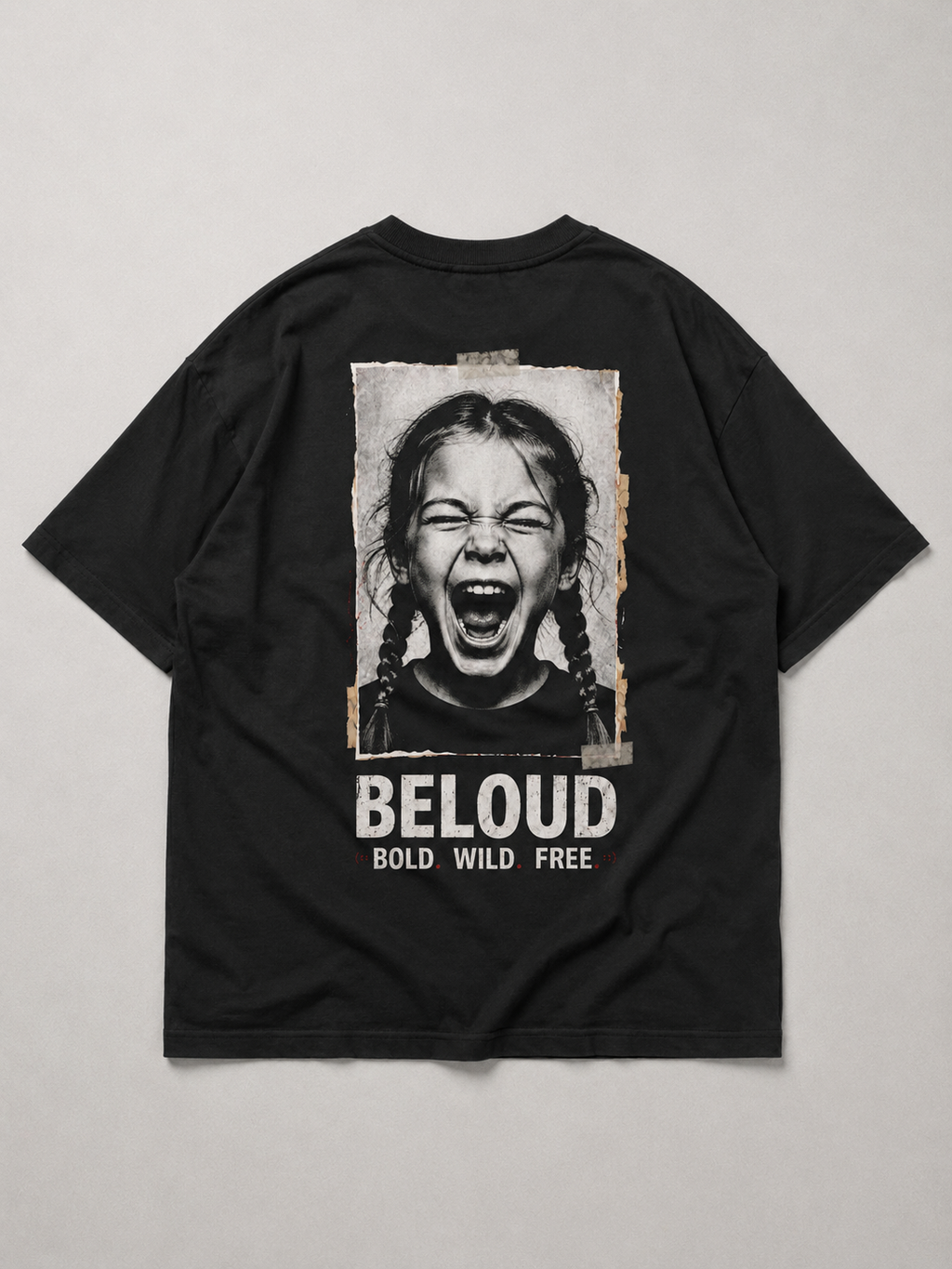 Rückansicht des schwarzen BOLD WILD FREE Oversize Shirts von BELOUD mit Foto-Backprint