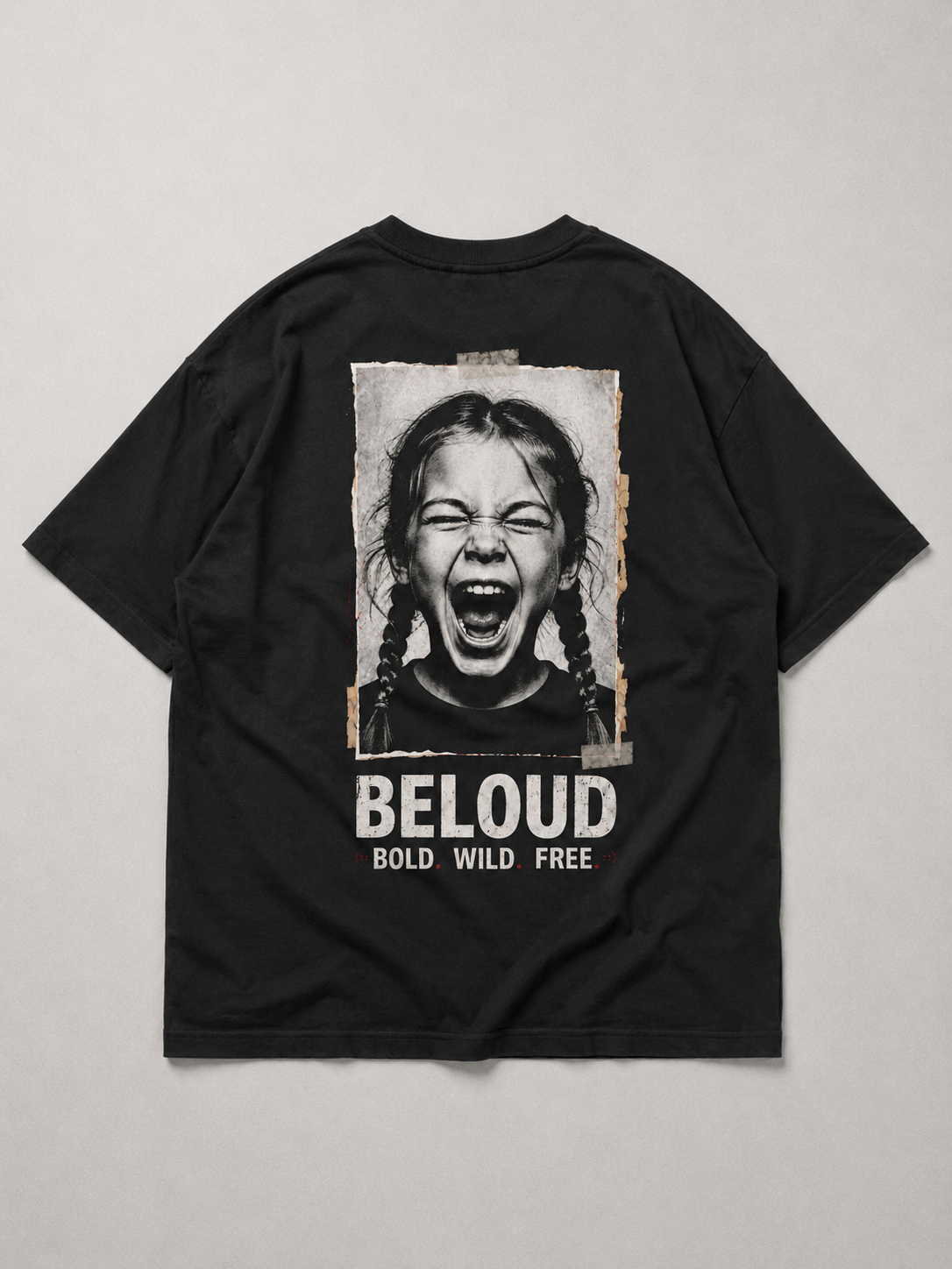 Rückansicht des schwarzen BOLD WILD FREE Oversize Shirts von BELOUD mit Foto-Backprint