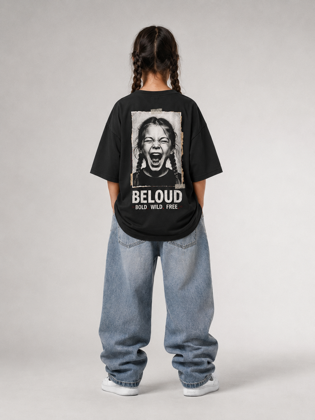 Mädchen in Ganzkörperansicht von hinten im schwarzen BOLD WILD FREE Oversize Shirt von BELOUD