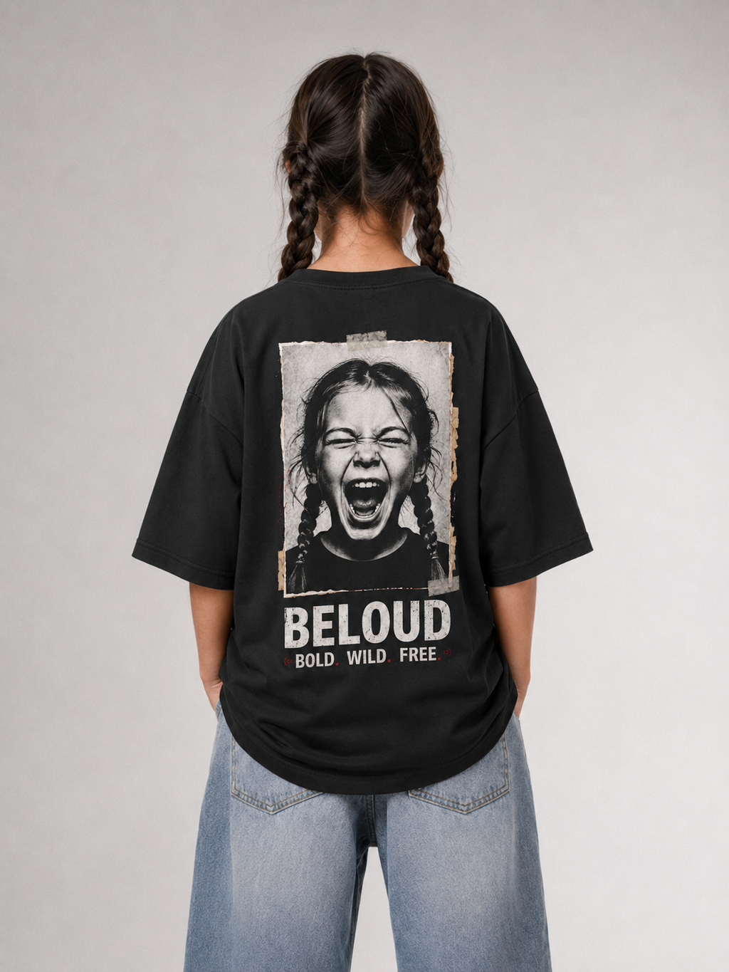 Mädchen von hinten im schwarzen BOLD WILD FREE Oversize Shirt von BELOUD mit Foto-Backprint