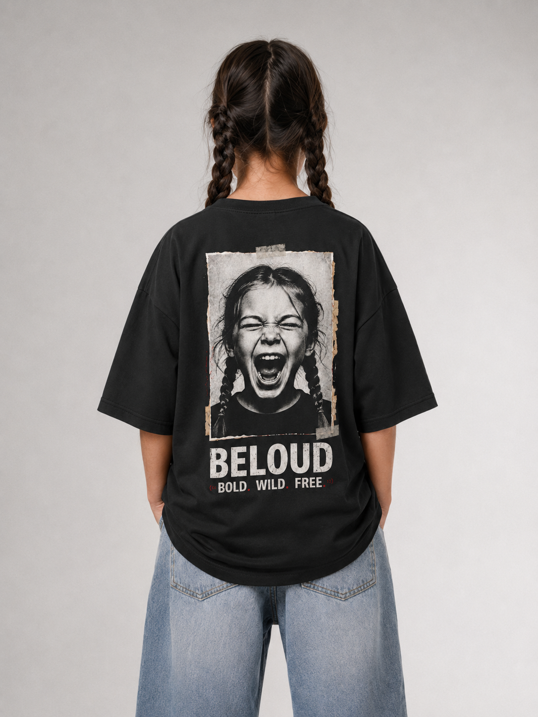 Mädchen von hinten im schwarzen BOLD WILD FREE Oversize Shirt von BELOUD mit Foto-Backprint