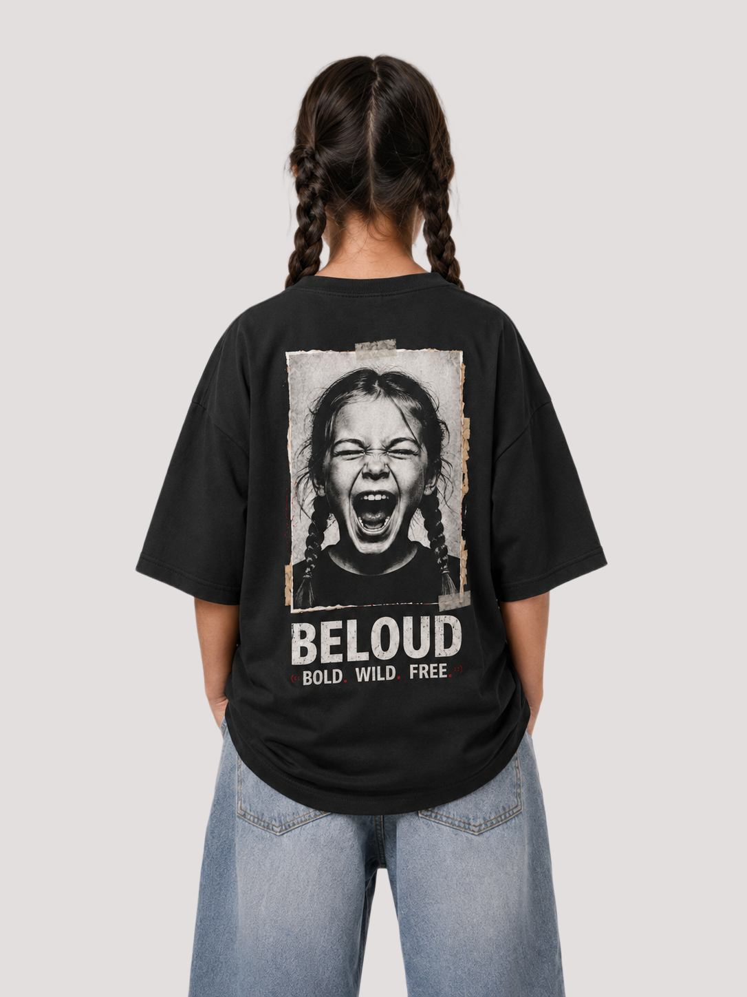 Mädchen von hinten im schwarzen BOLD WILD FREE Oversize Shirt von BELOUD mit Foto-Backprint