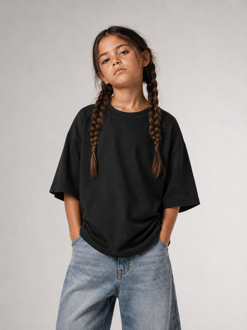 Mädchen von vorne im schwarzen Kids Oversize Shirt von BELOUD mit Drop-Shoulder-Schnitt