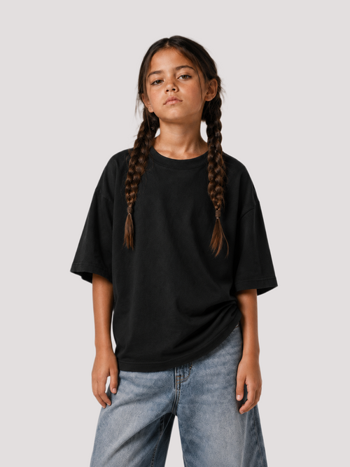Mädchen von vorne im schwarzen Kids Oversize Shirt von BELOUD mit Drop-Shoulder-Schnitt