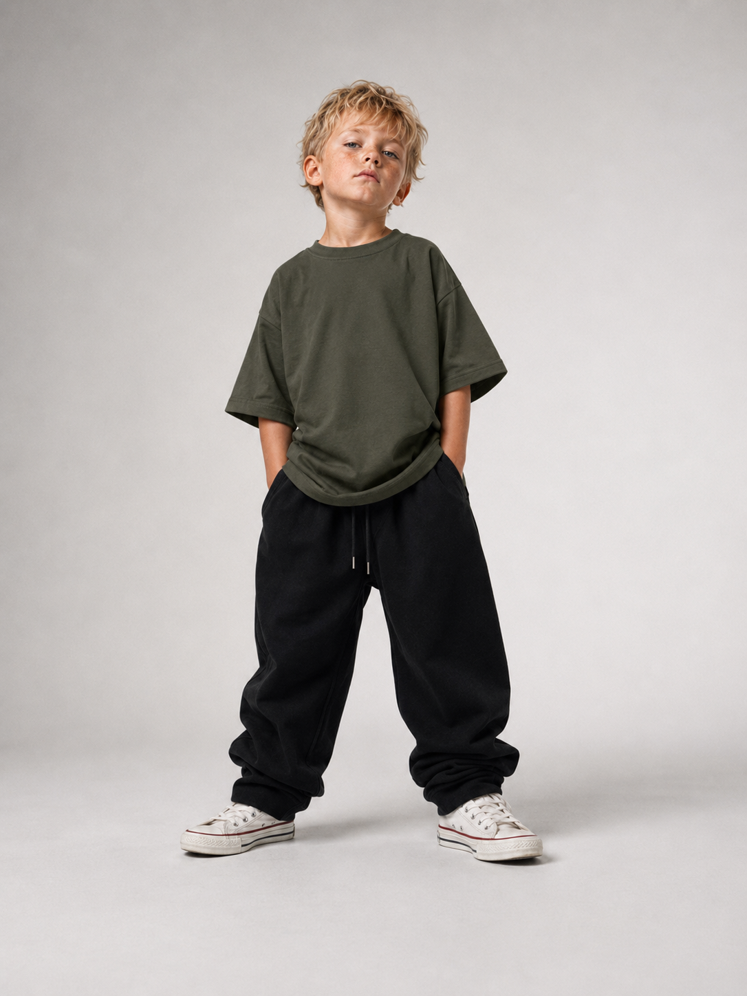 Junge von vorne im khakifarbenen Kids Oversize Shirt von BELOUD mit Drop-Shoulder-Schnitt