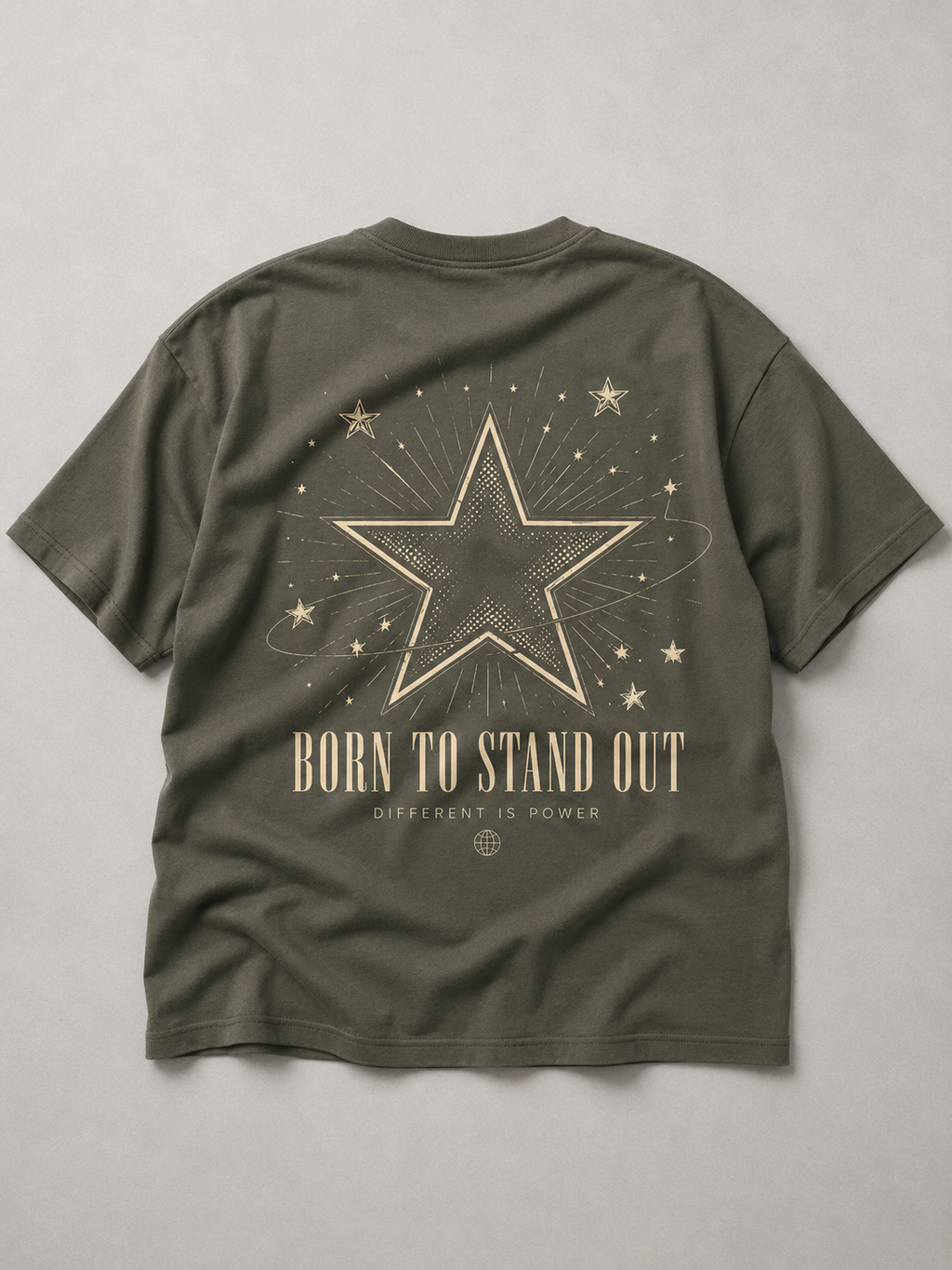 Rückansicht des khakifarbenen BORN TO STAND OUT Oversize Shirts von BELOUD mit cremefarbenem Stern-Backprint