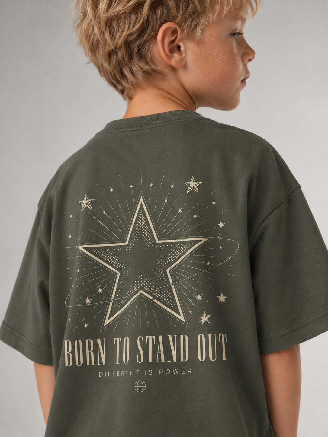 Detailansicht des cremefarbenen Stern-Backprints auf dem khakifarbenen BORN TO STAND OUT Oversize Shirt von BELOUD