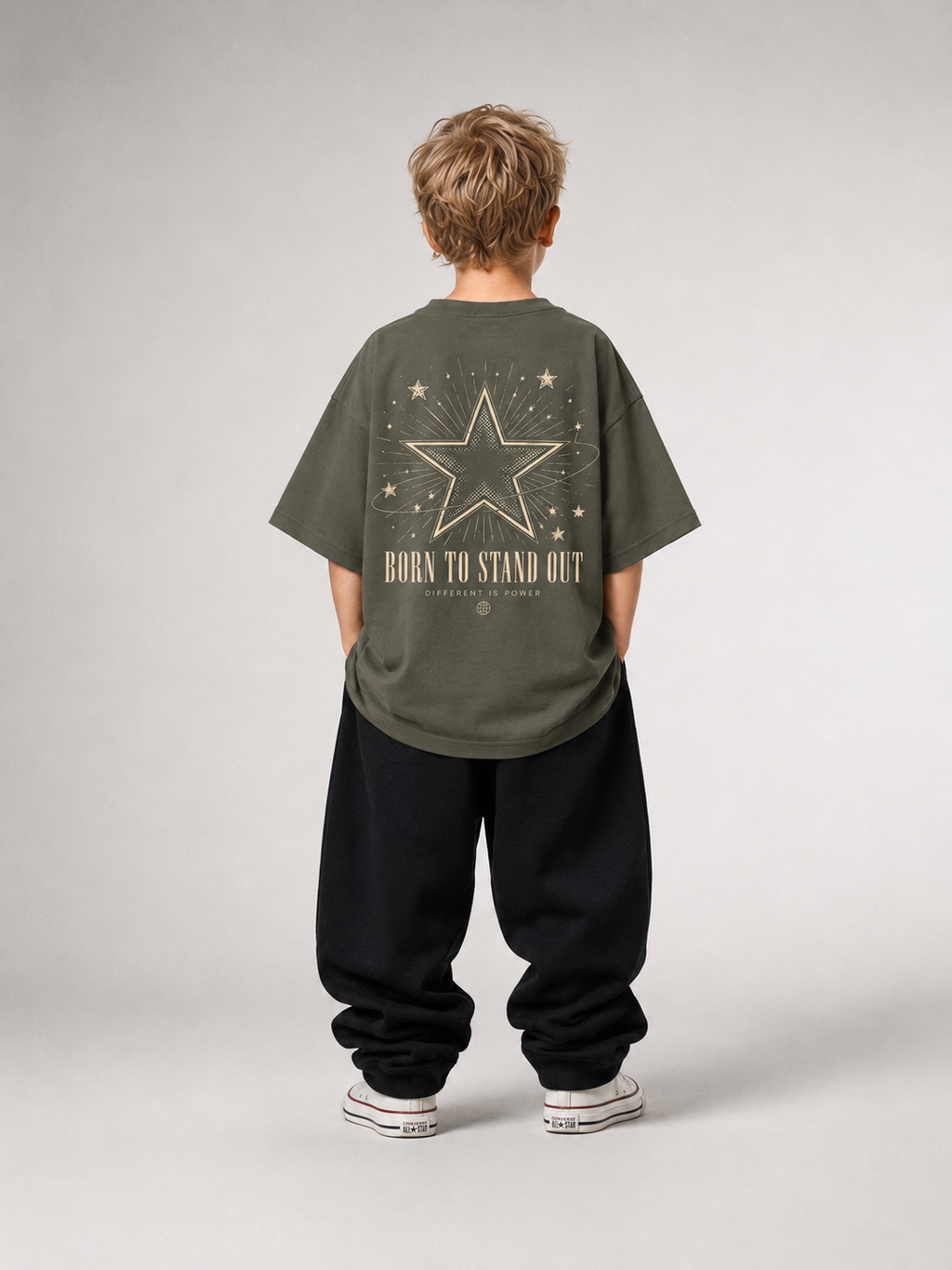 Junge in Ganzkörperansicht von hinten im khakifarbenen BORN TO STAND OUT Oversize Shirt von BELOUD