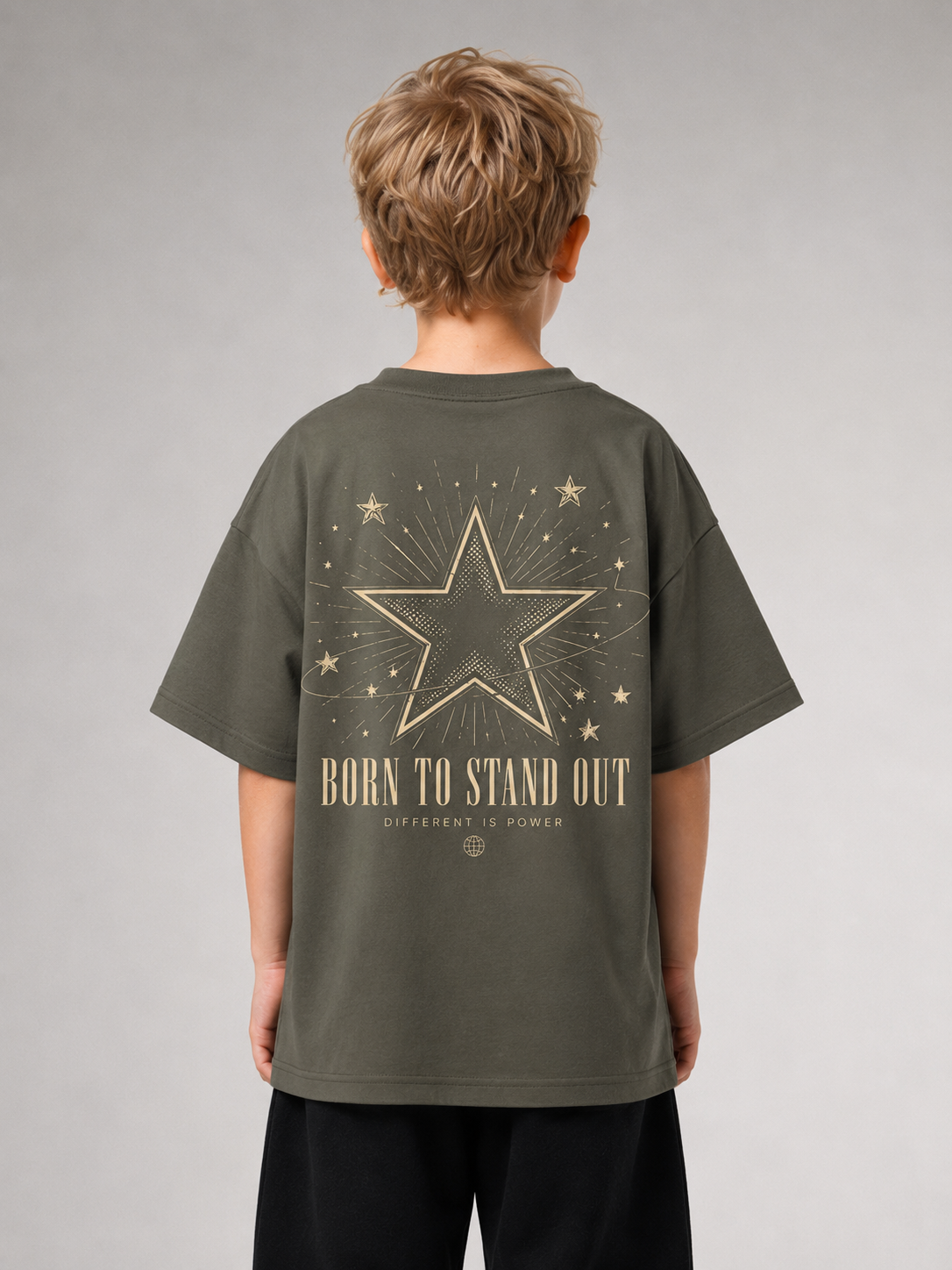 Junge von hinten im khakifarbenen BORN TO STAND OUT Oversize Shirt von BELOUD mit cremefarbenem Stern-Backprint