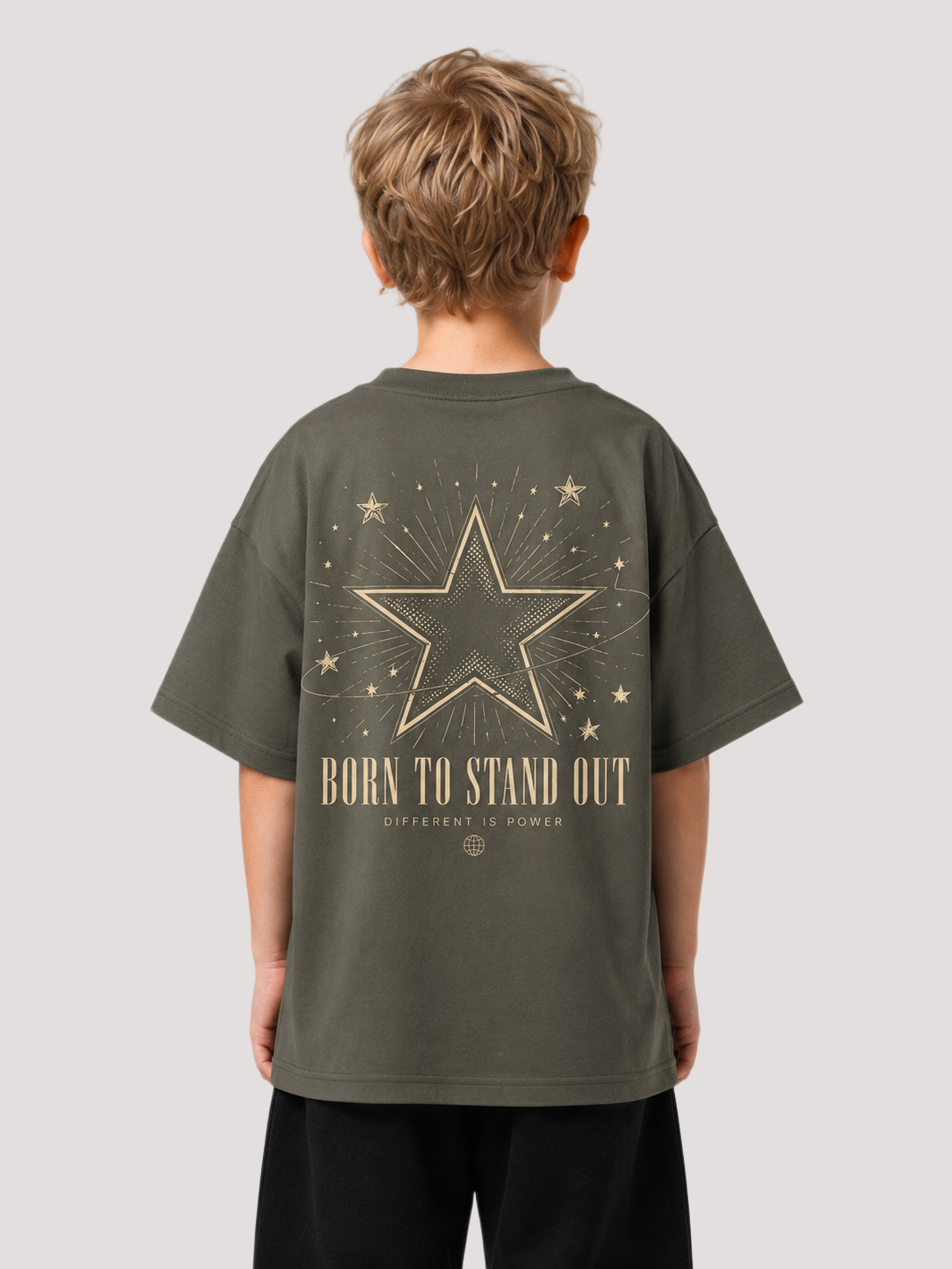 Junge von hinten im khakifarbenen BORN TO STAND OUT Oversize Shirt von BELOUD mit cremefarbenem Stern-Backprint