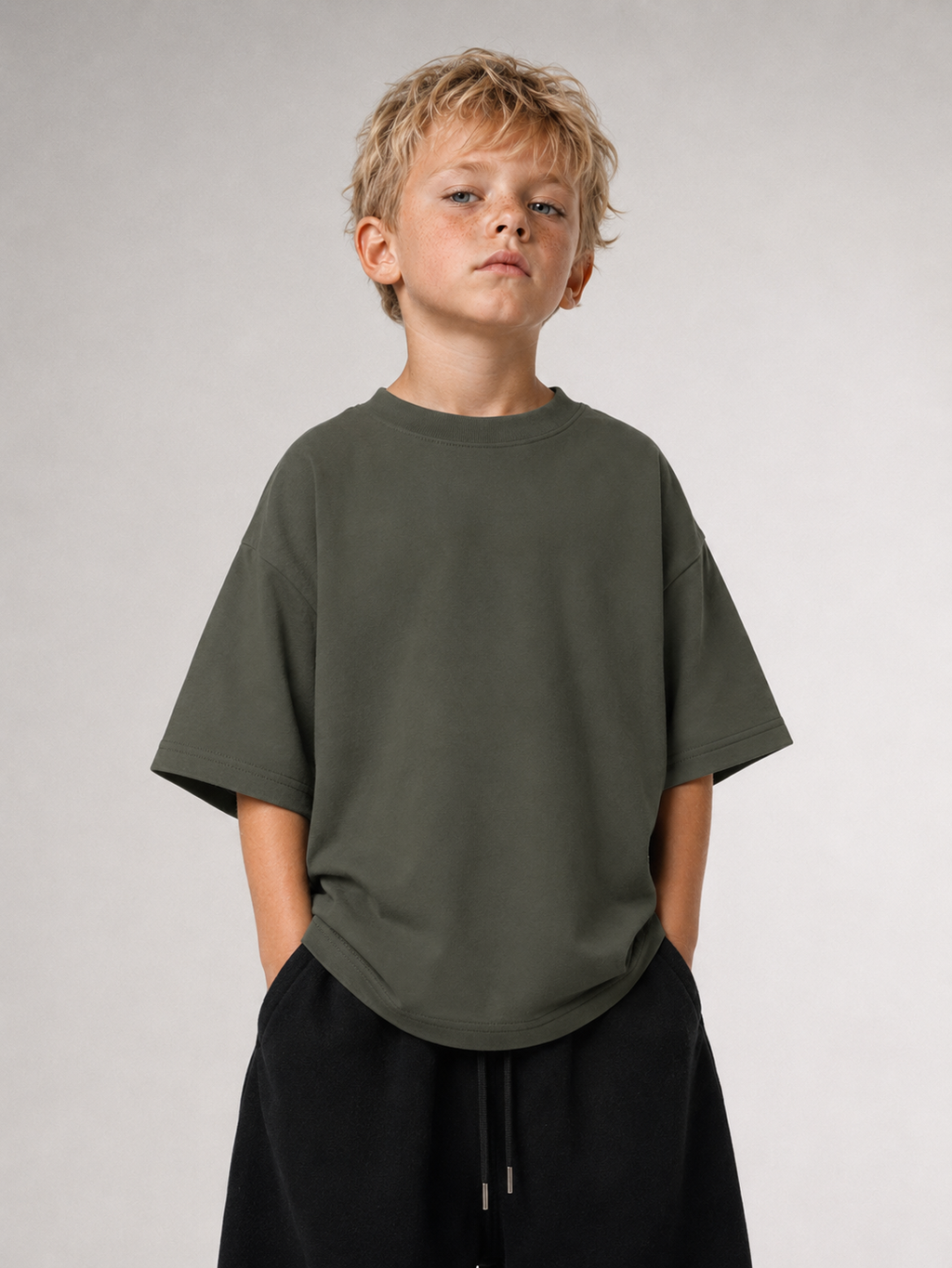 Junge von vorne im khakifarbenen Kids Oversize Shirt von BELOUD mit Drop-Shoulder-Schnitt