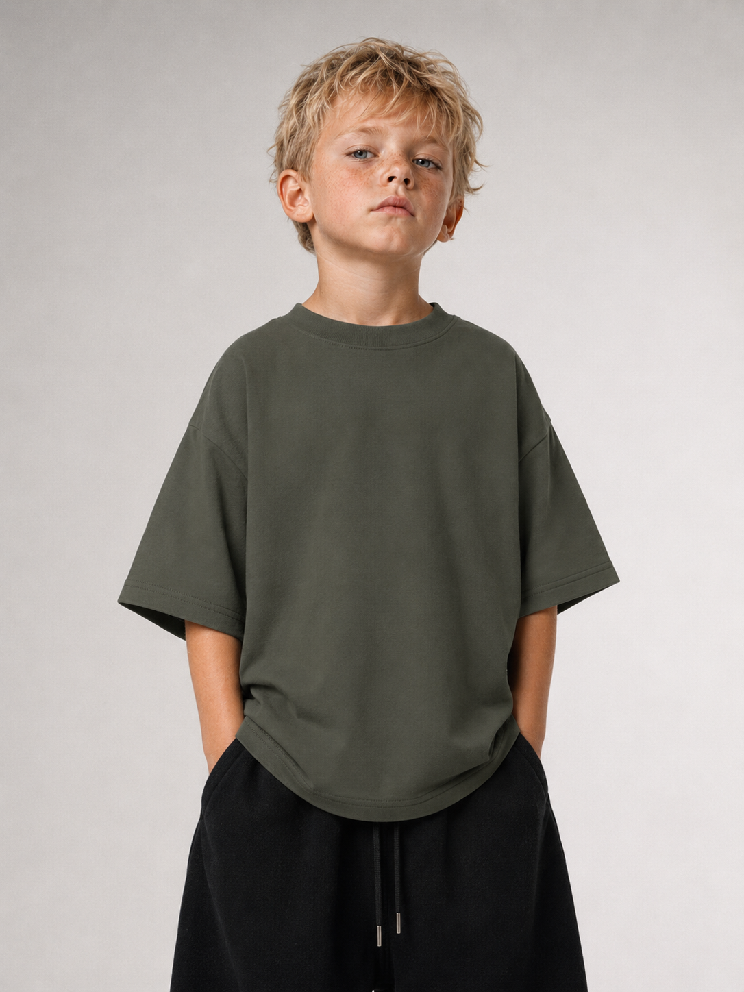 Junge von vorne im khakifarbenen Kids Oversize Shirt von BELOUD mit Drop-Shoulder-Schnitt
