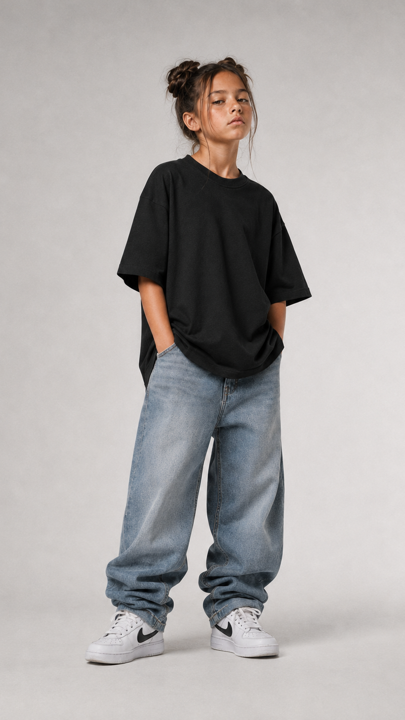 Mädchen von vorne im schwarzen Kids Oversize Shirt von BELOUD mit Drop-Shoulder-Schnitt