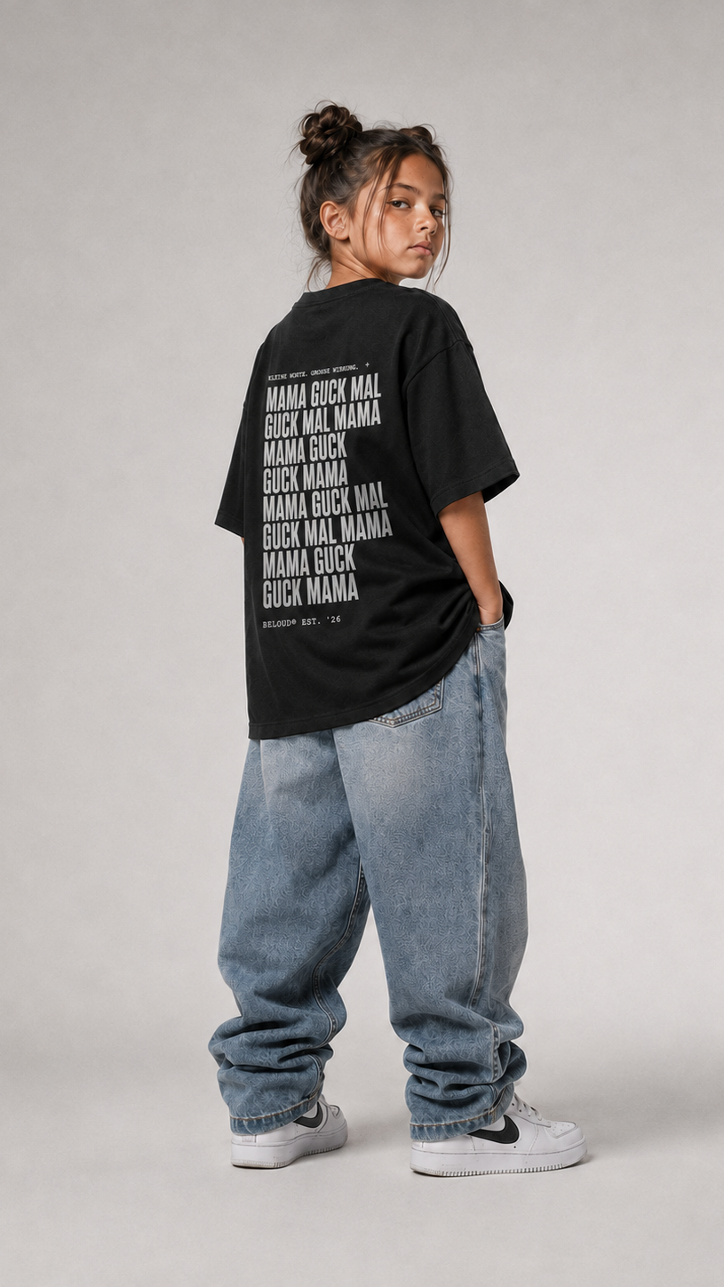 Mädchen von hinten im schwarzen GUCK MAL MAMA Oversize Shirt von BELOUD mit weißem Repeat-Text-Backprint