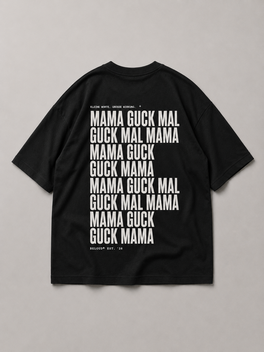 Rückansicht des schwarzen GUCK MAL MAMA Oversize Shirts von BELOUD mit weißem Repeat-Text-Backprint