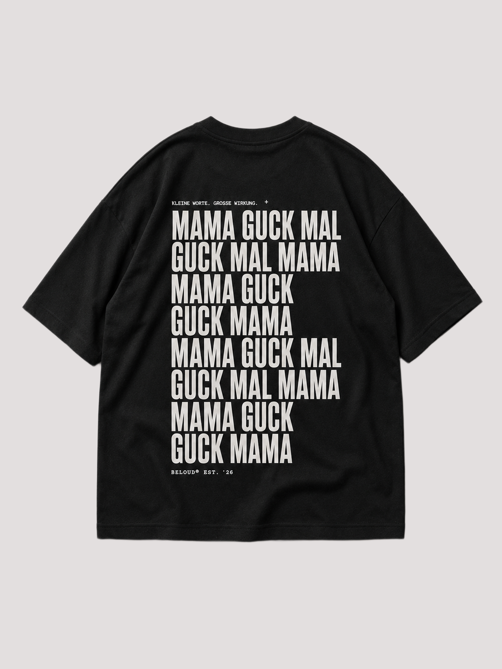 Rückansicht des schwarzen GUCK MAL MAMA Oversize Shirts von BELOUD mit weißem Repeat-Text-Backprint