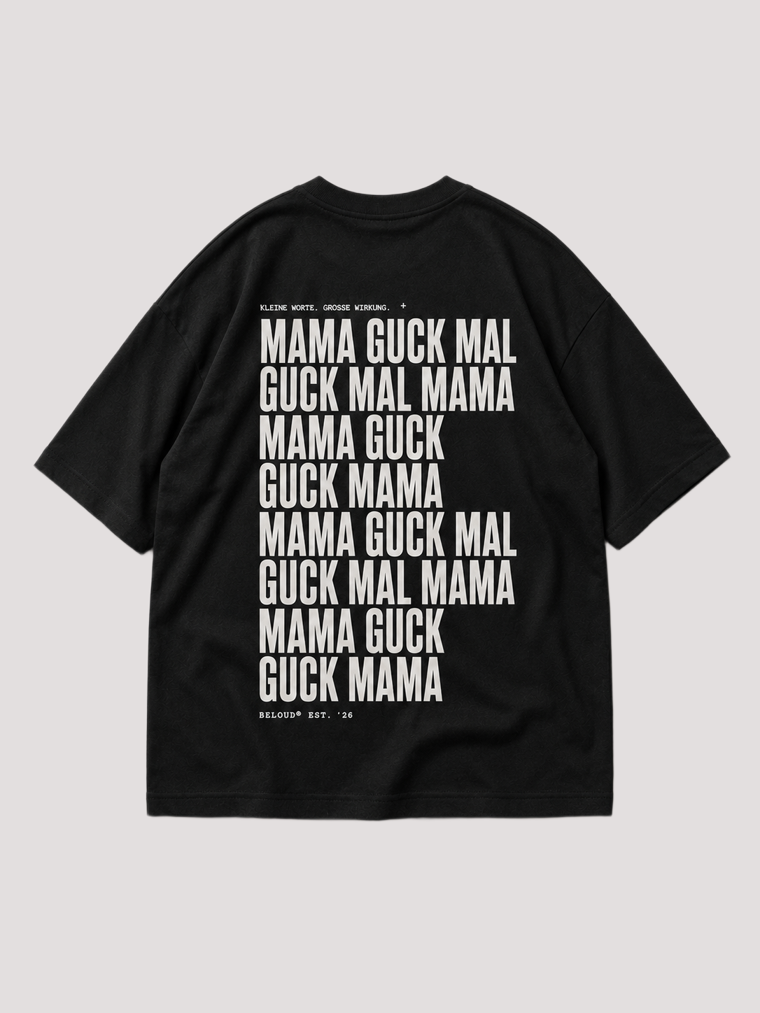 Rückansicht des schwarzen GUCK MAL MAMA Oversize Shirts von BELOUD mit weißem Repeat-Text-Backprint
