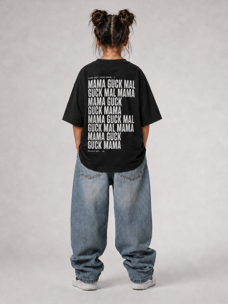 Mädchen in Ganzkörperansicht von hinten im schwarzen GUCK MAL MAMA Oversize Shirt von BELOUD