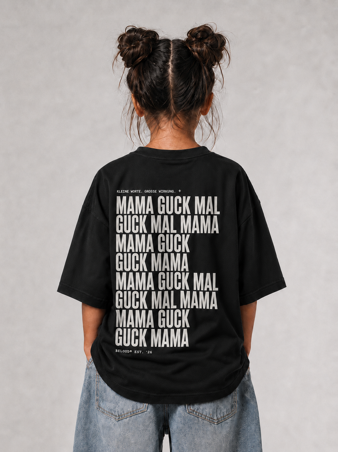 Mädchen von hinten im schwarzen GUCK MAL MAMA Oversize Shirt von BELOUD mit weißem Repeat-Text-Backprint