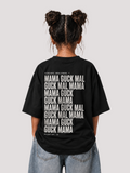 Mädchen von hinten im schwarzen GUCK MAL MAMA Oversize Shirt von BELOUD mit weißem Repeat-Text-Backprint