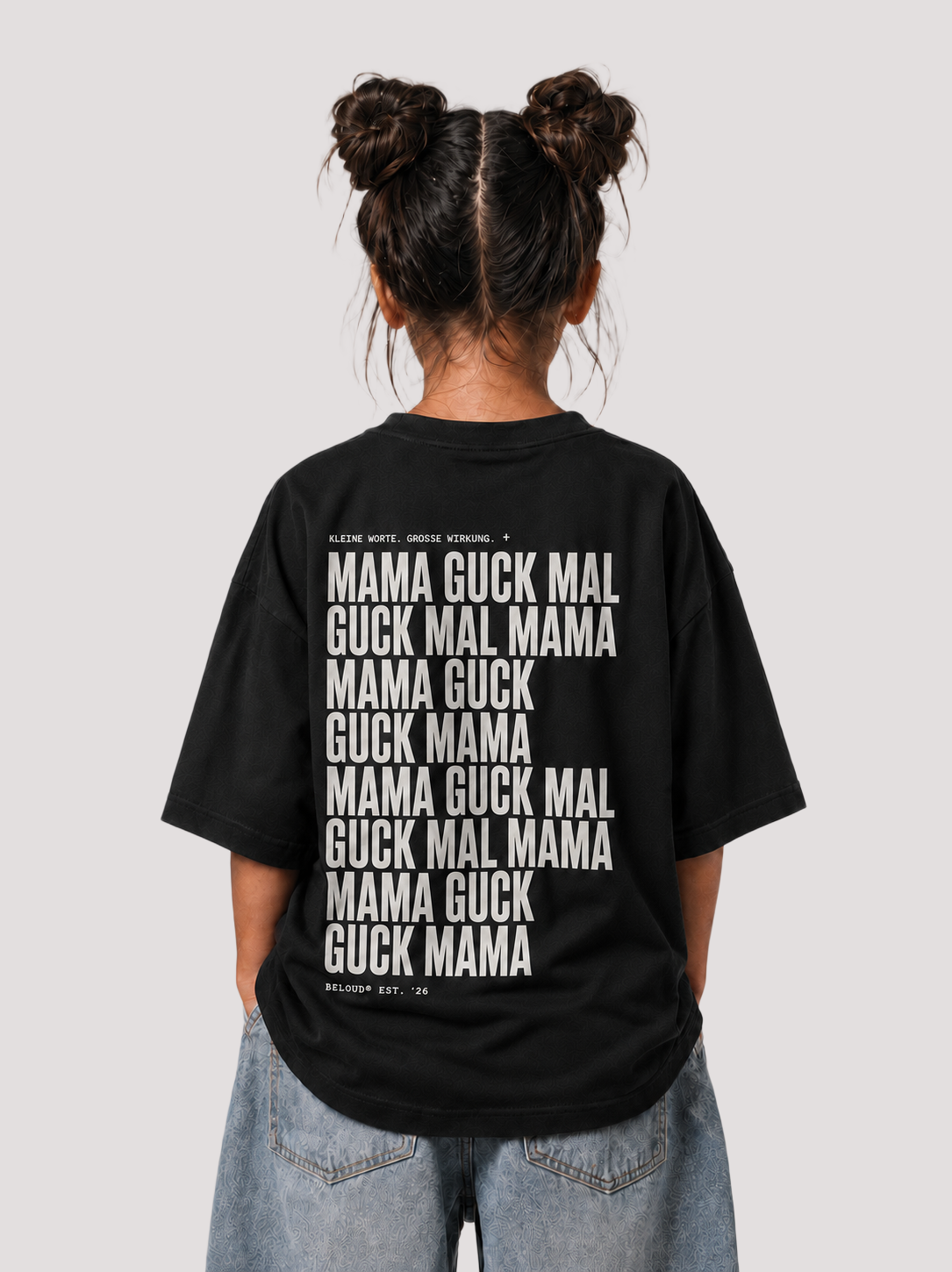 Mädchen von hinten im schwarzen GUCK MAL MAMA Oversize Shirt von BELOUD mit weißem Repeat-Text-Backprint