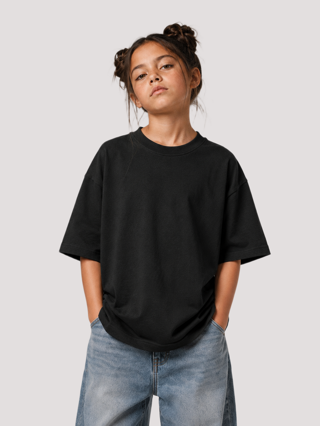 Mädchen von vorne im schwarzen Kids Oversize Shirt von BELOUD mit Drop-Shoulder-Schnitt