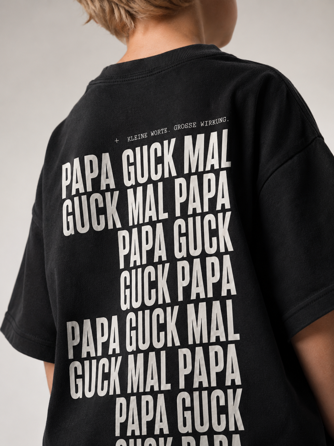 Kind im schwarzen GUCK MAL PAPA Oversize Shirt von BELOUD, Premium Kids-Streetwear