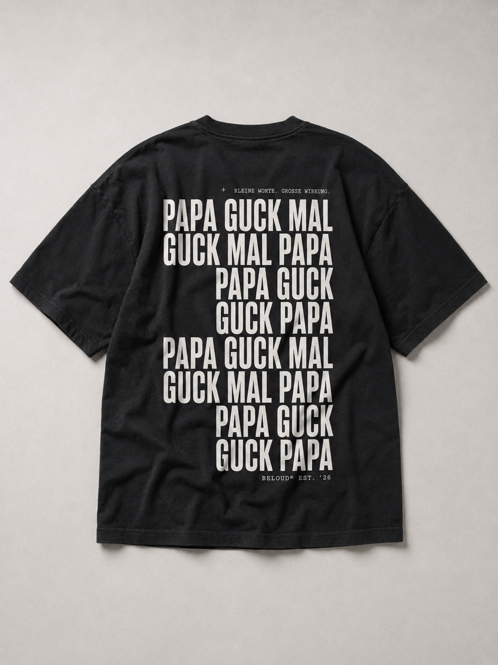 Rückansicht des schwarzen GUCK MAL PAPA Oversize Shirts von BELOUD mit weißem Repeat-Text-Backprint