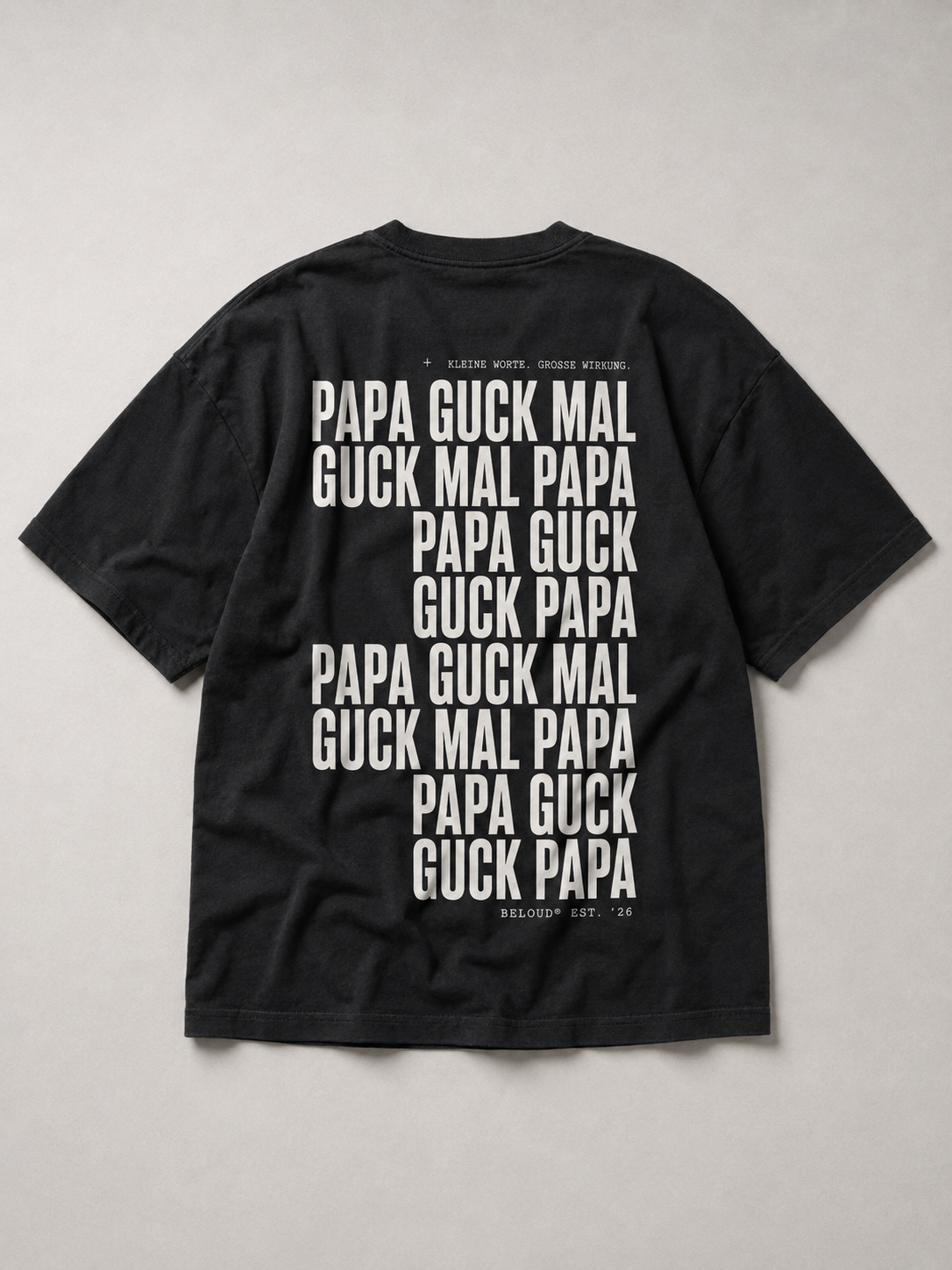 Rückansicht des schwarzen GUCK MAL PAPA Oversize Shirts von BELOUD mit weißem Repeat-Text-Backprint