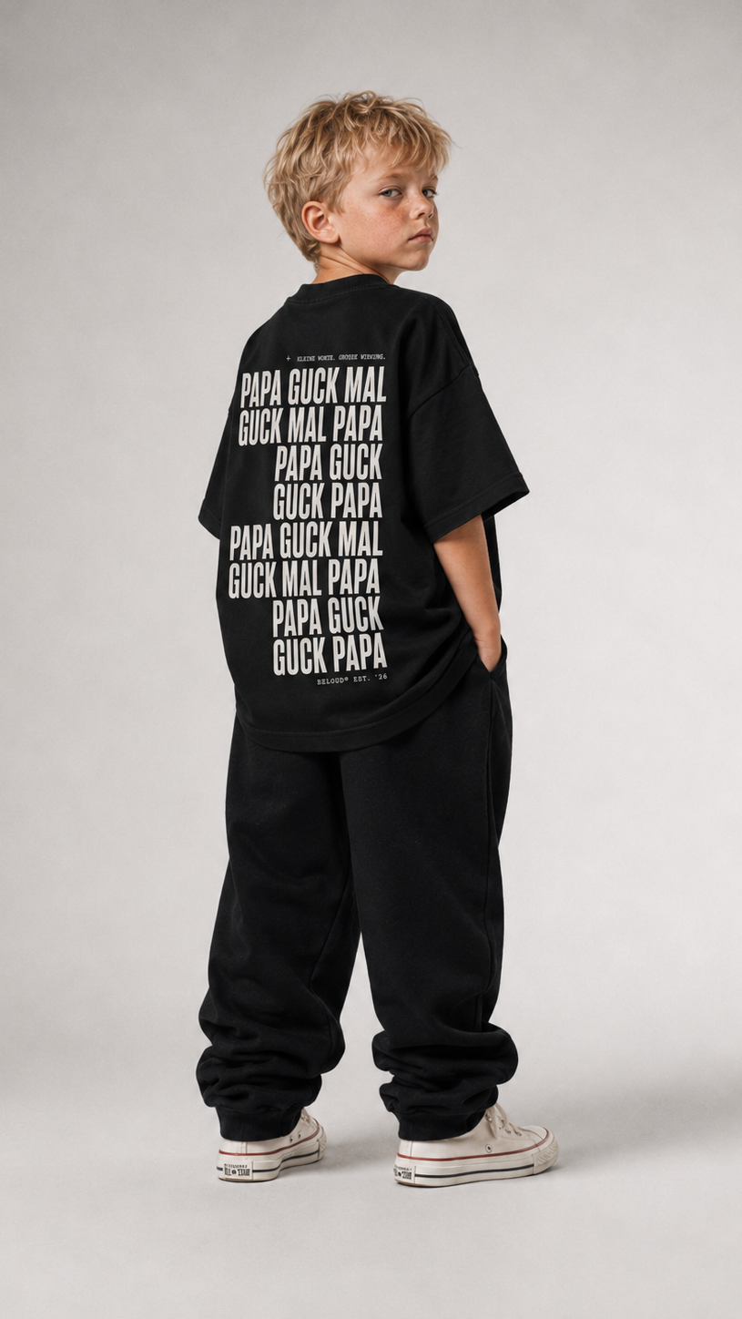 Kind im schwarzen GUCK MAL PAPA Oversize Shirt von BELOUD, Premium Kids-Streetwear