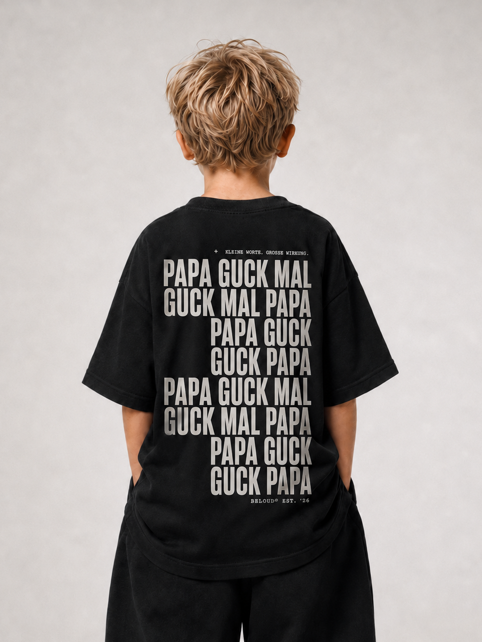 Kind in Ganzkörperansicht von hinten im schwarzen GUCK MAL PAPA Oversize Shirt von BELOUD