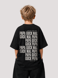 Kind in Ganzkörperansicht von hinten im schwarzen GUCK MAL PAPA Oversize Shirt von BELOUD