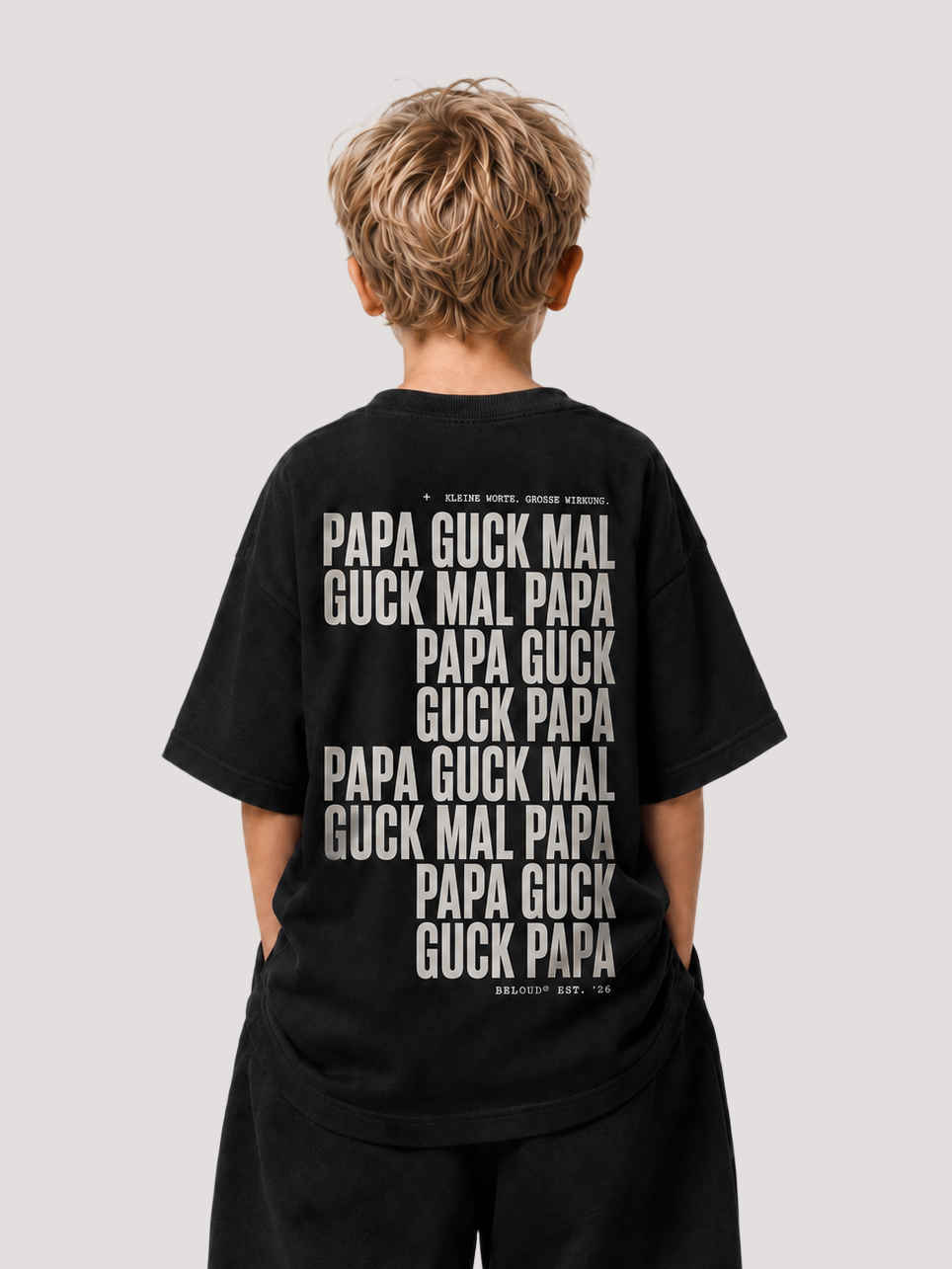 Kind in Ganzkörperansicht von hinten im schwarzen GUCK MAL PAPA Oversize Shirt von BELOUD