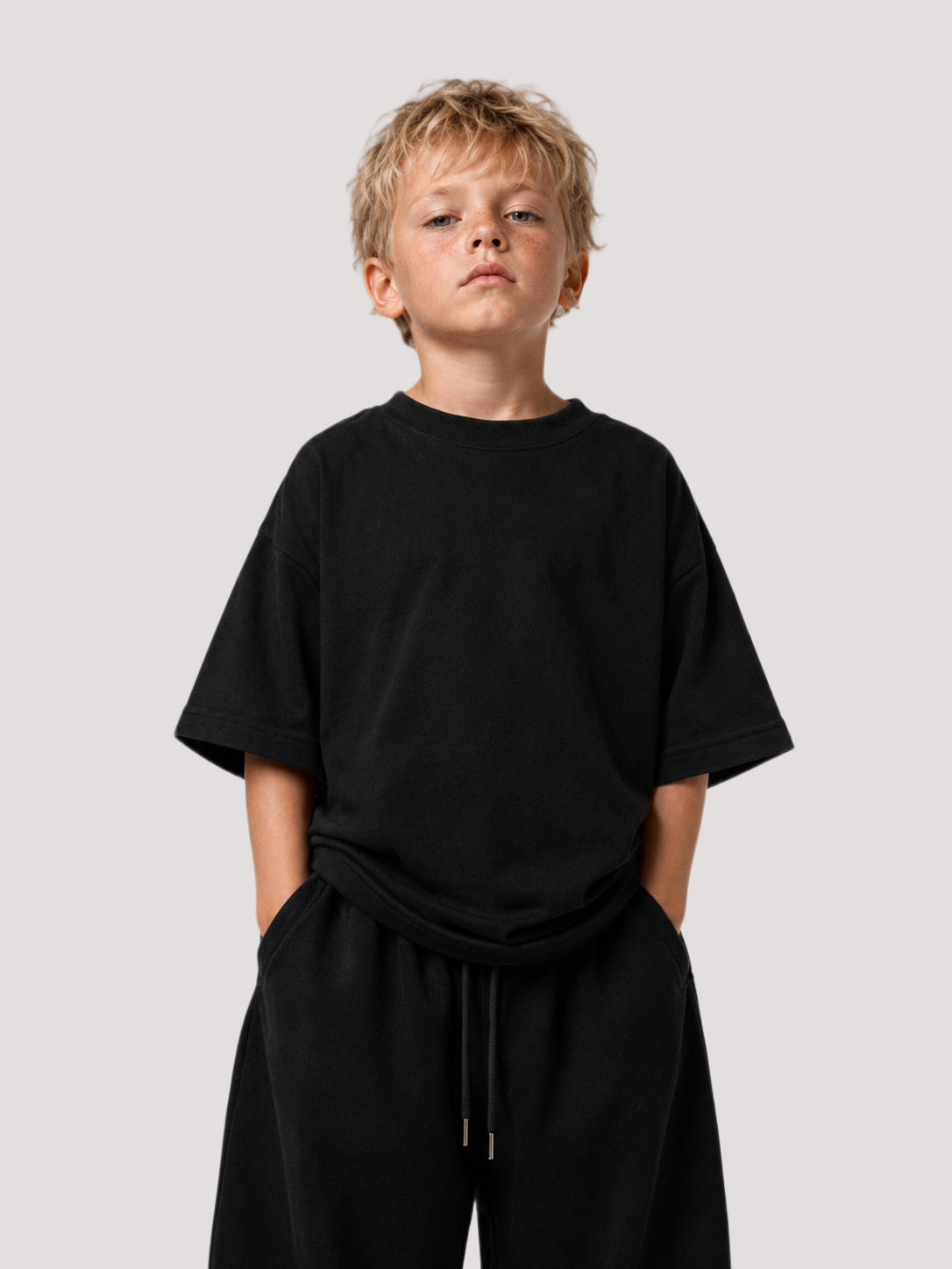 Kind von vorne im schwarzen GUCK MAL PAPA Oversize Shirt von BELOUD mit Drop-Shoulder-Schnitt