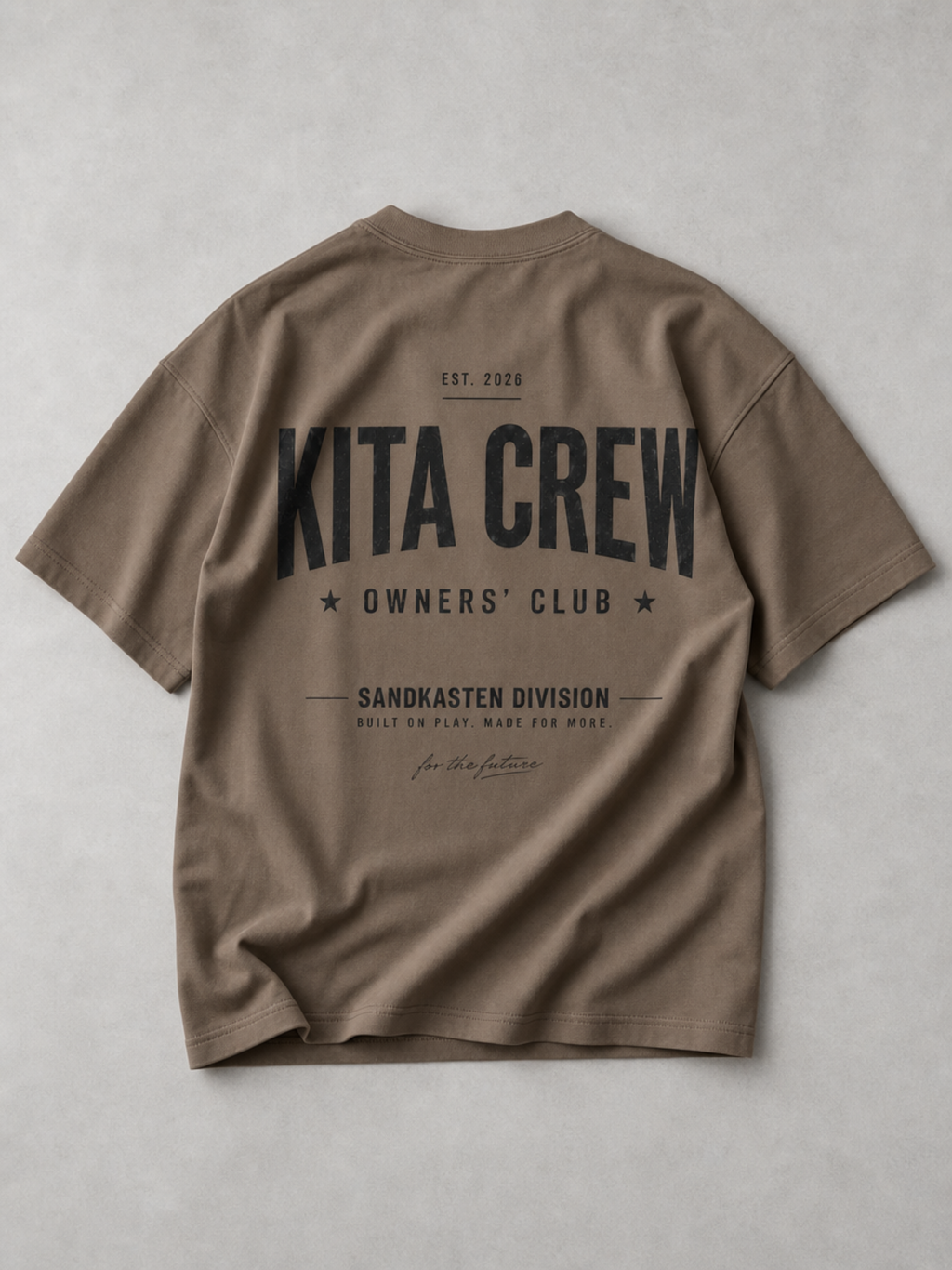 Detailansicht des schwarzen Varsity-Backprints KITA CREW Owners’ Club auf dem driftwoodfarbenen Oversize Shirt von BELOUD
