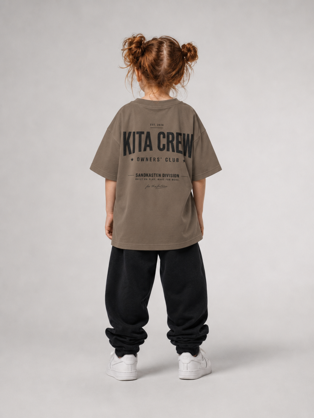 Mädchen in Ganzkörperansicht von hinten im driftwoodfarbenen KITA CREW Oversize Shirt von BELOUD
