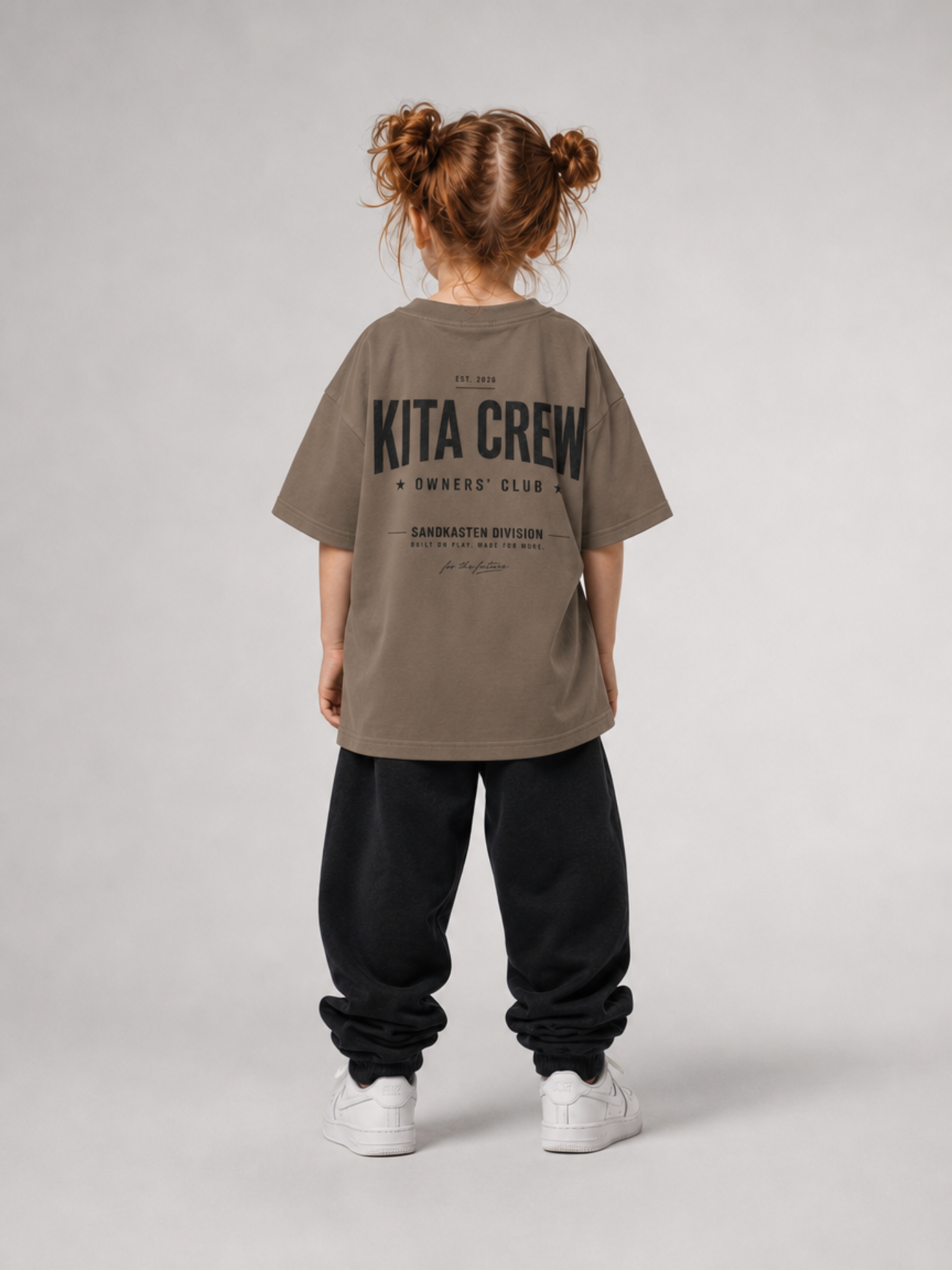 Mädchen in Ganzkörperansicht von hinten im driftwoodfarbenen KITA CREW Oversize Shirt von BELOUD