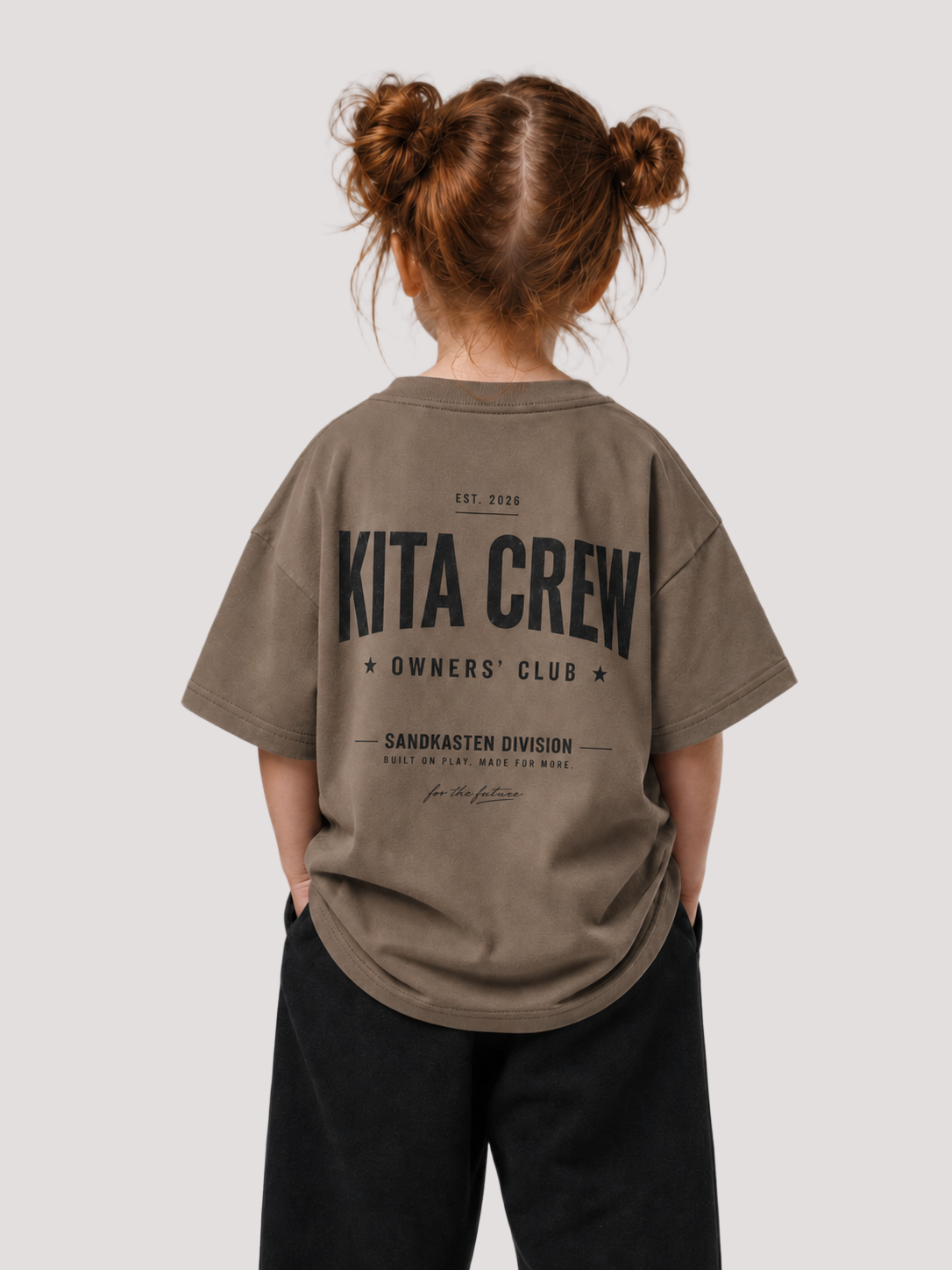 Mädchen von hinten im driftwoodfarbenen KITA CREW Oversize Shirt von BELOUD mit schwarzem Varsity-Backprint