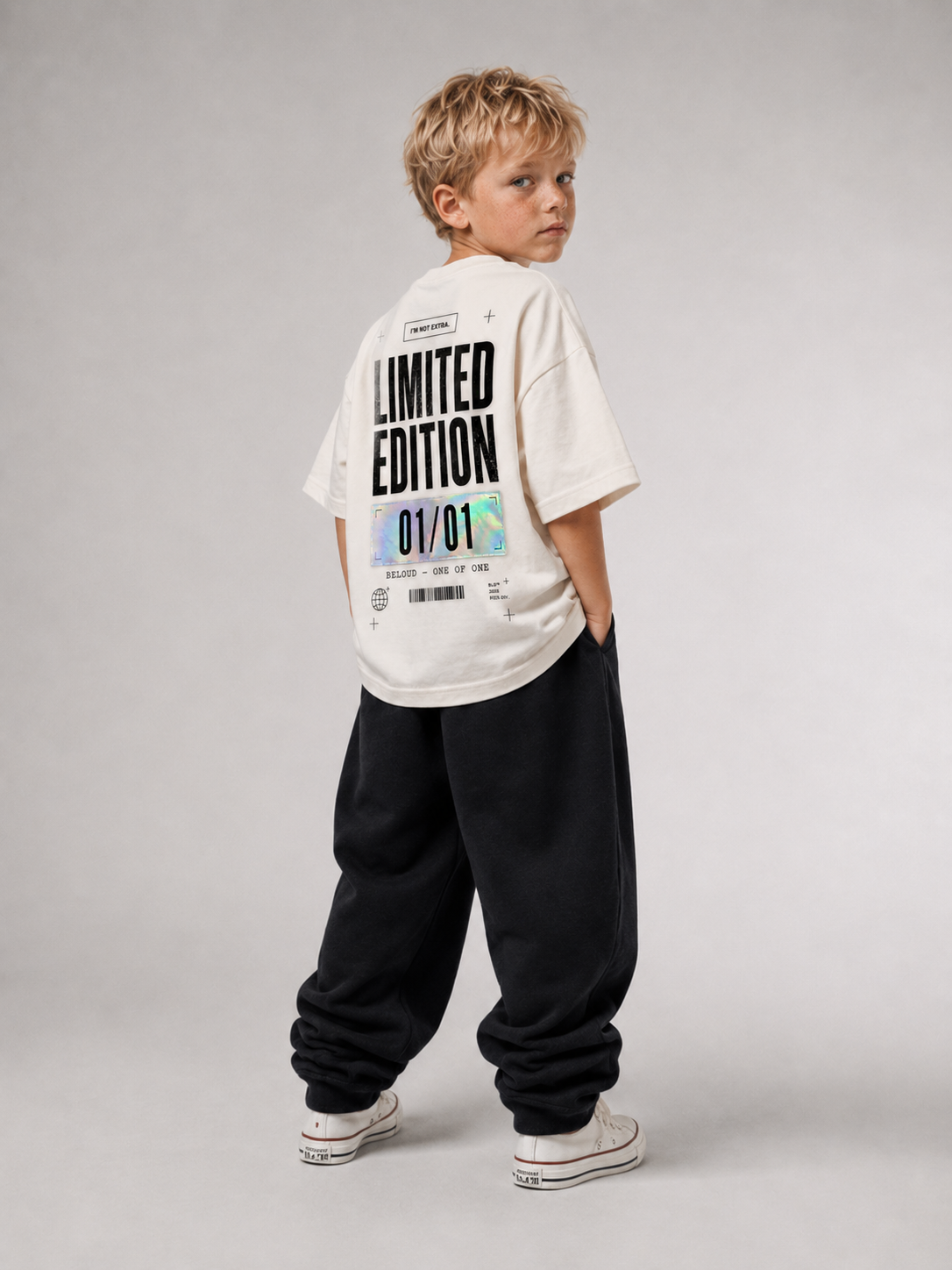 Junge im cremefarbenen LIMITED EDITION Oversize Shirt von BELOUD mit Drop-Shoulder-Schnitt