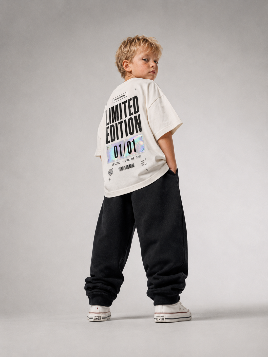 Junge von hinten im cremefarbenen LIMITED EDITION Oversize Shirt von BELOUD mit Block-Backprint und holografischem 01/01-Label
