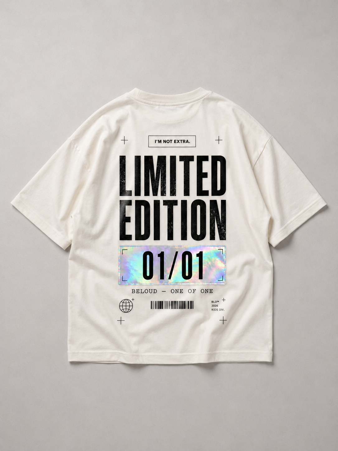 Rückansicht des cremefarbenen LIMITED EDITION Oversize Shirts von BELOUD mit Block-Backprint und holografischem Detail