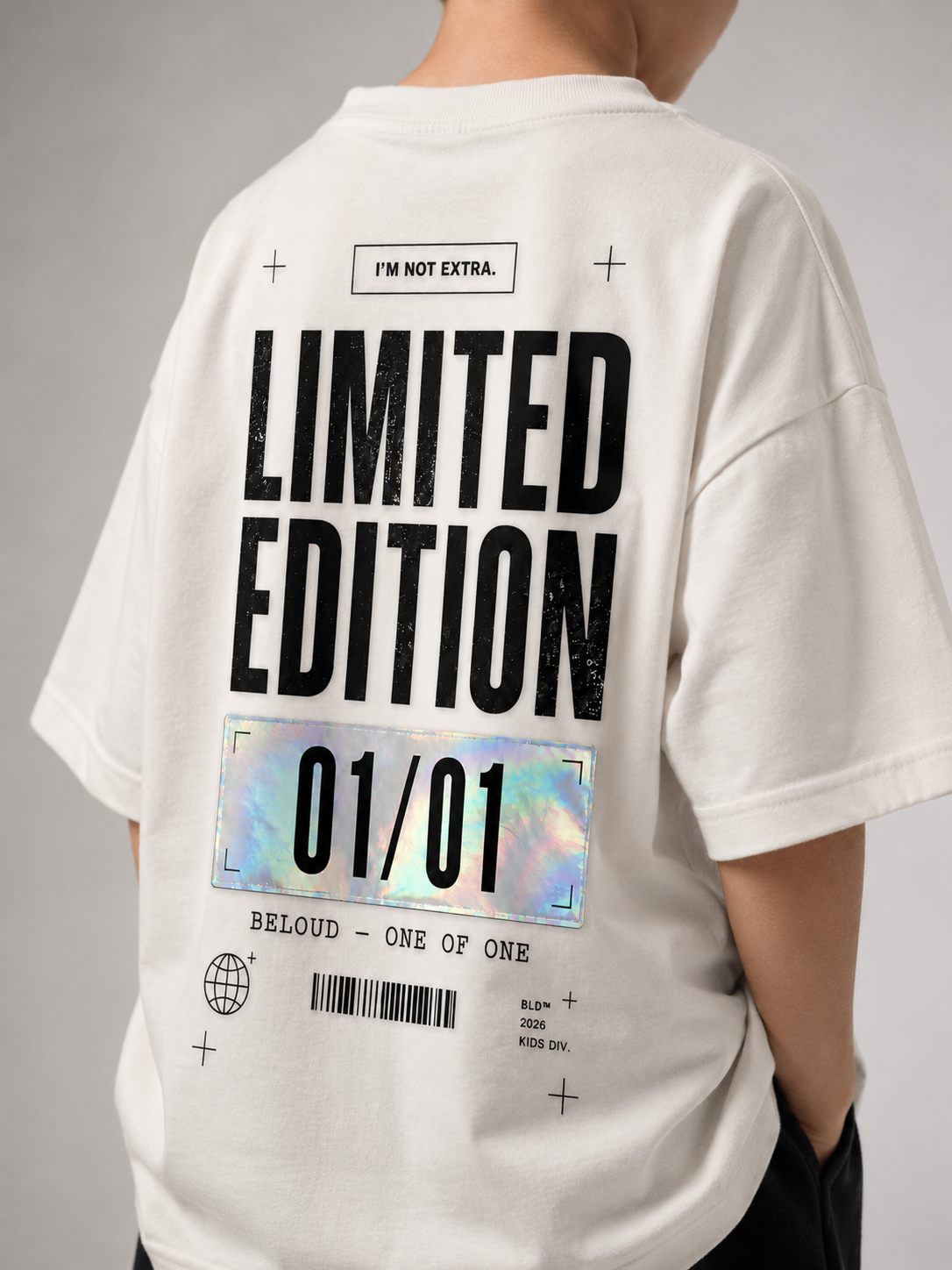 Detailansicht des Block-Backprints mit holografischem 01/01-Label auf dem cremefarbenen LIMITED EDITION Oversize Shirt von BELOUD
