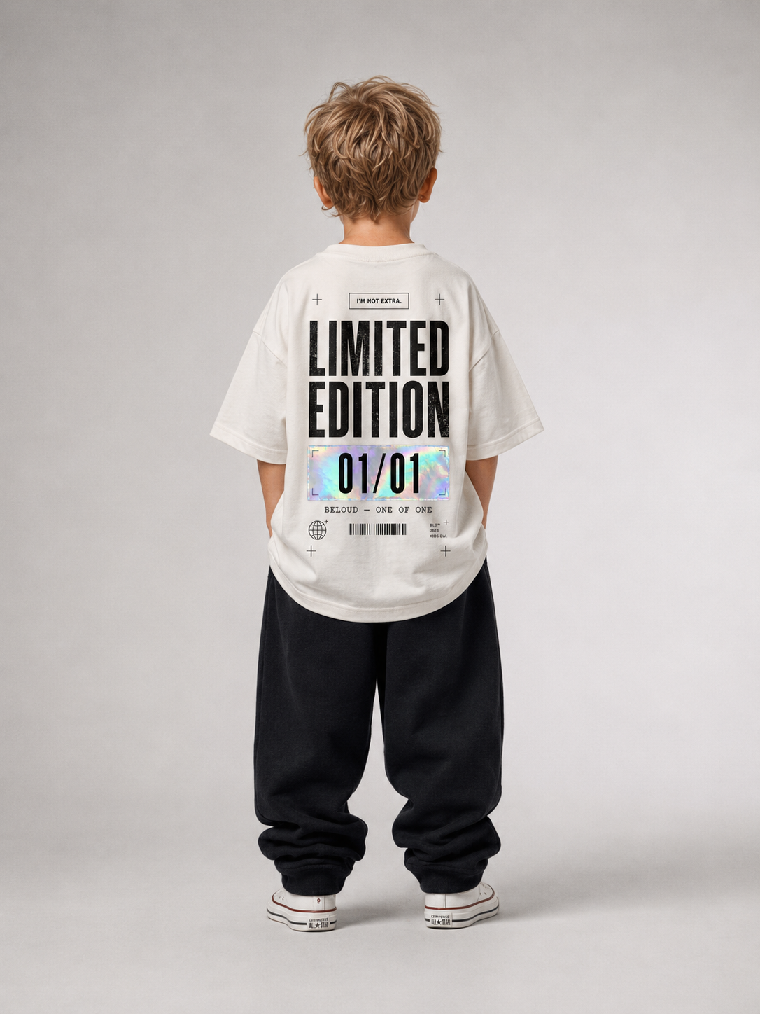 Junge in Ganzkörperansicht von hinten im cremefarbenen LIMITED EDITION Oversize Shirt von BELOUD