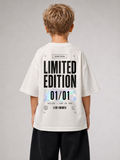 Junge von hinten im cremefarbenen LIMITED EDITION Oversize Shirt von BELOUD mit Block-Backprint und holografischem 01/01-Label