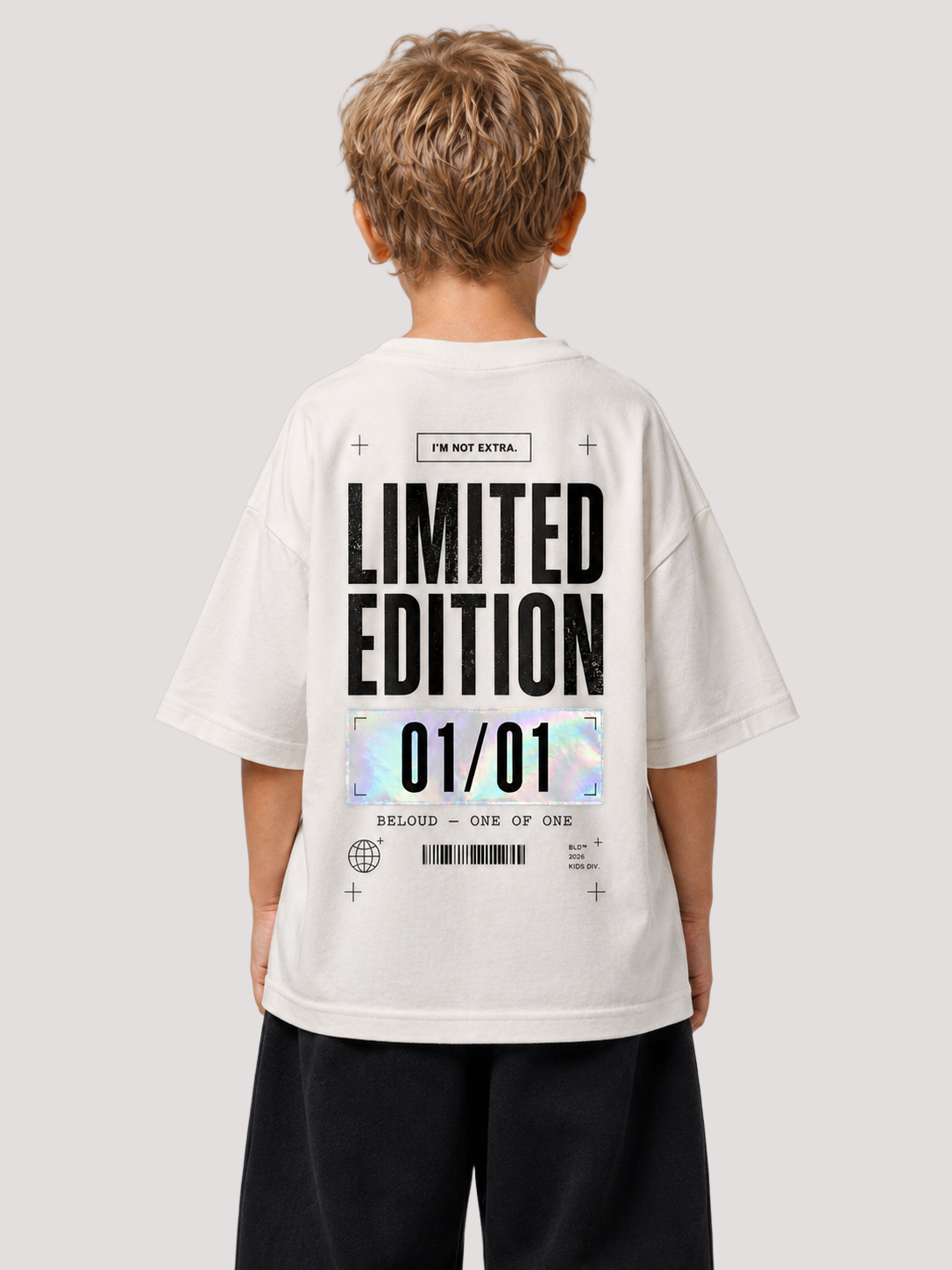 Junge von hinten im cremefarbenen LIMITED EDITION Oversize Shirt von BELOUD mit Block-Backprint und holografischem 01/01-Label