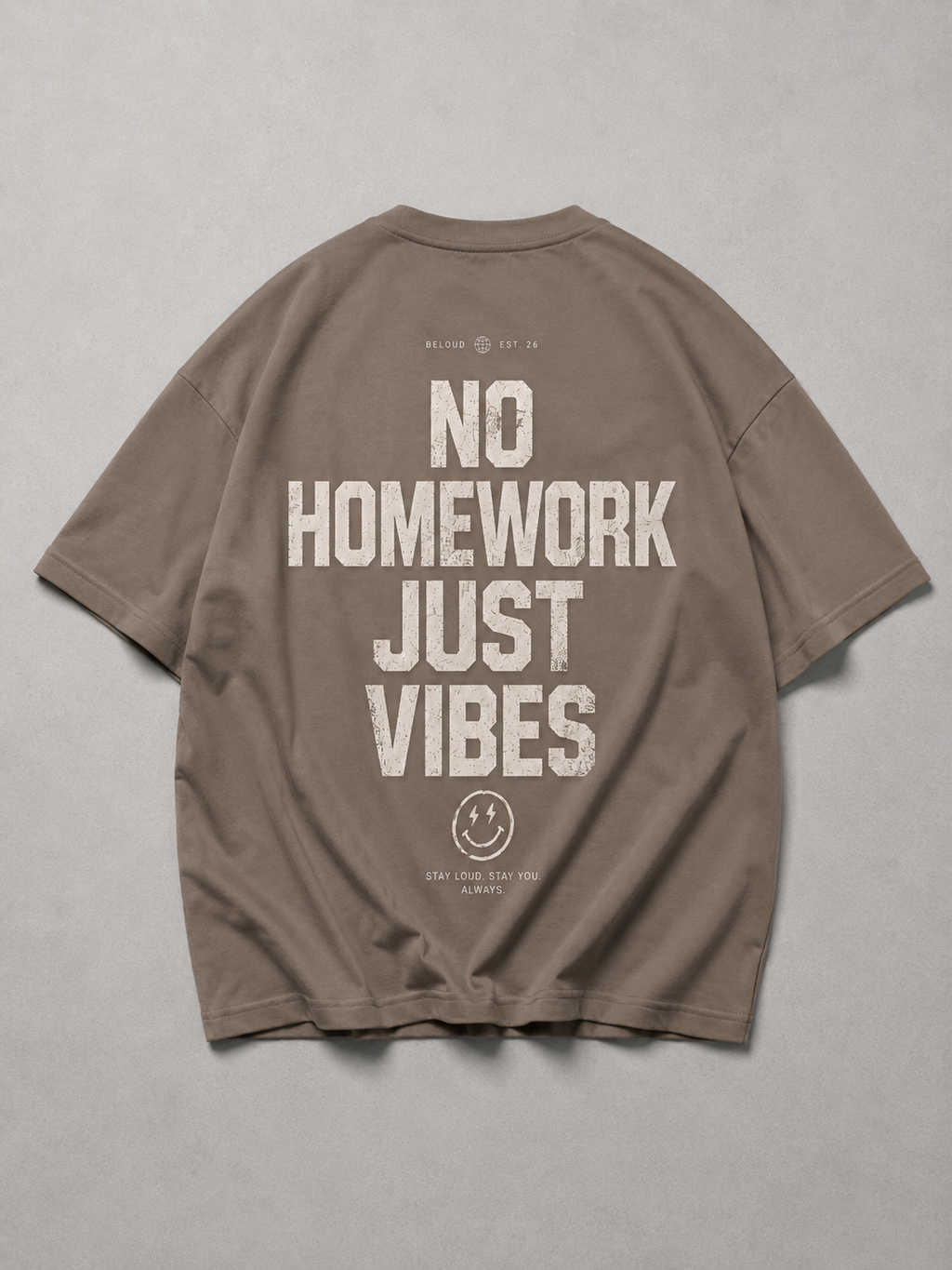 Rückansicht des driftwoodfarbenen NO HOMEWORK JUST VIBES Oversize Shirts von BELOUD mit cremefarbenem Statement-Backprint