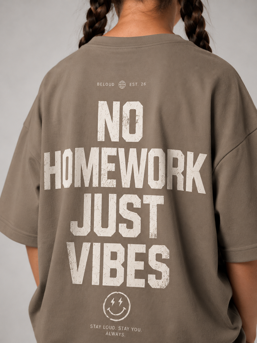 Detailansicht des cremefarbenen Statement-Backprints auf dem driftwoodfarbenen NO HOMEWORK JUST VIBES Oversize Shirt von BELOUD